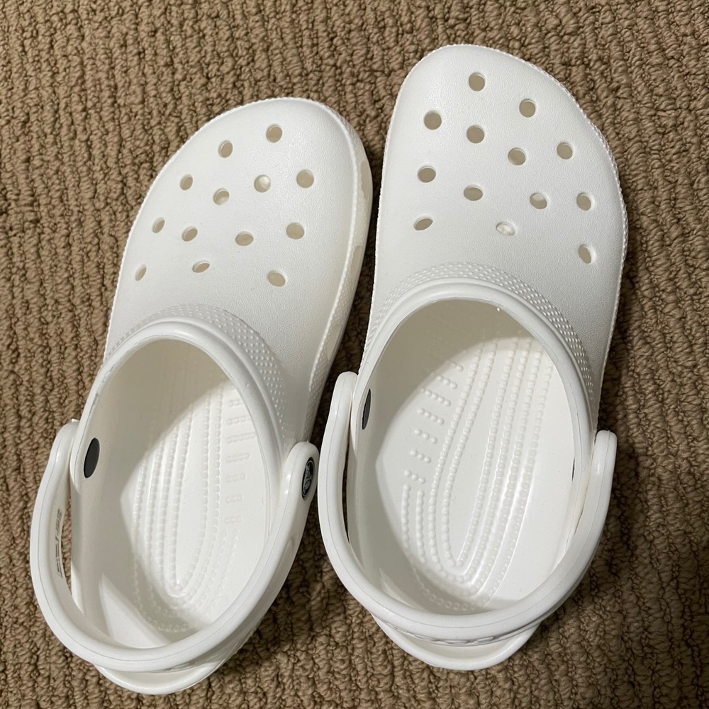 white crocs 6 women’s 4 men’s (4 juniors)
